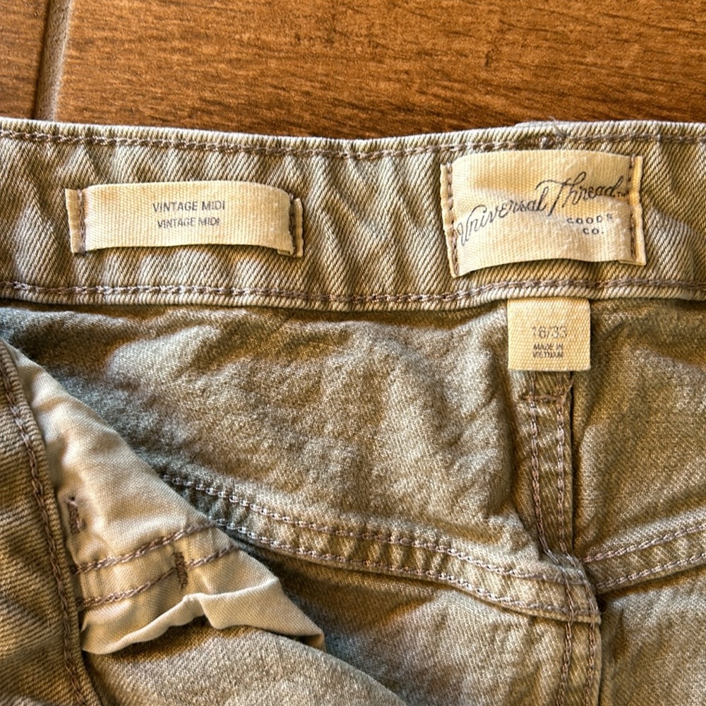 Universal Thread Shorts - Picture 3 of 3